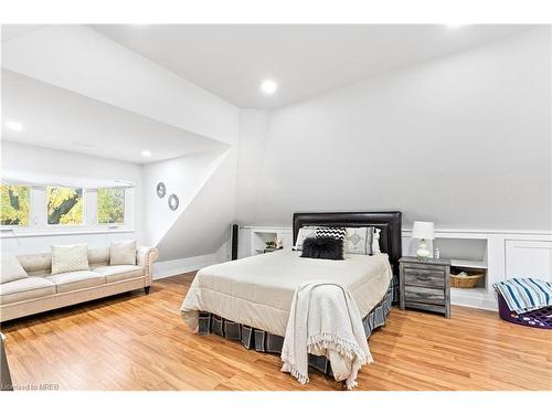 5835 Brookfield Avenue, Niagara Falls, ON - Indoor Photo Showing Bedroom