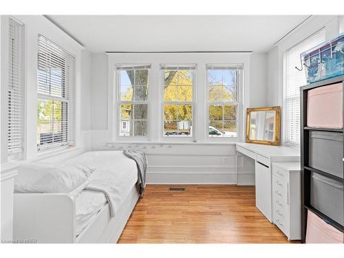 5835 Brookfield Avenue, Niagara Falls, ON - Indoor Photo Showing Bedroom