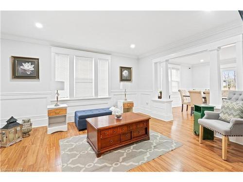 5835 Brookfield Avenue, Niagara Falls, ON - Indoor Photo Showing Living Room