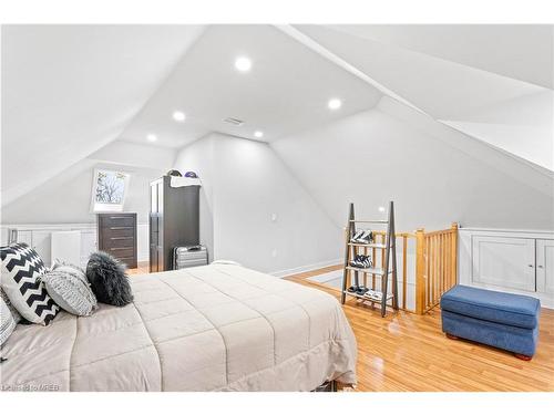 5835 Brookfield Avenue, Niagara Falls, ON - Indoor Photo Showing Bedroom