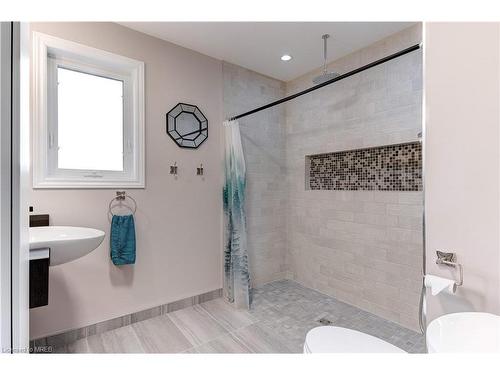 57 Berry Avenue, Hamilton, ON - Indoor Photo Showing Bathroom