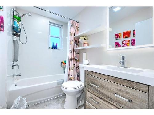18 Ewing Street, Georgetown, ON - Indoor Photo Showing Bathroom