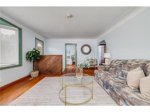 2368 Woodward Avenue, Burlington, ON - Indoor Photo Showing Living Room