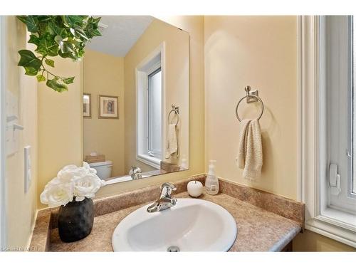95 Yates Avenue, Cambridge, ON - Indoor Photo Showing Bathroom