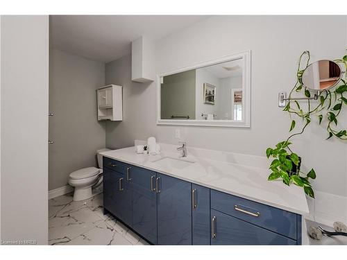 250 Driftwood Drive, Kitchener, ON - Indoor Photo Showing Bathroom