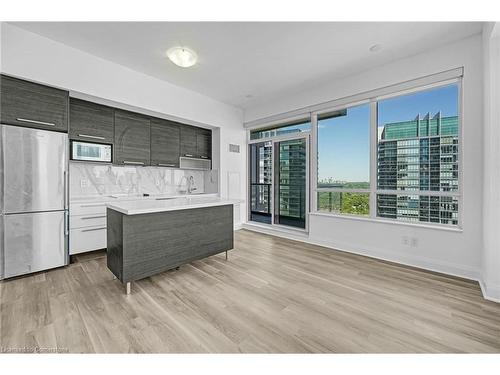 2209-36 Park Lawn Road, Toronto, ON - Indoor Photo Showing Kitchen