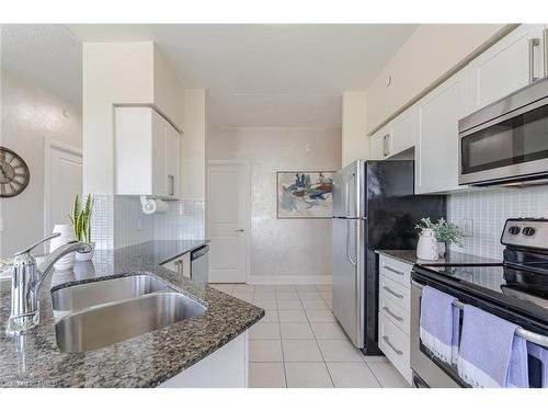 318-4700 Highway 7, Vaughan, ON - Indoor Photo Showing Kitchen With Double Sink With Upgraded Kitchen