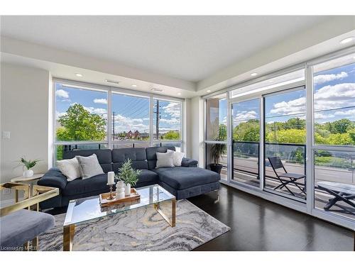 318-4700 Highway 7, Vaughan, ON - Indoor Photo Showing Living Room