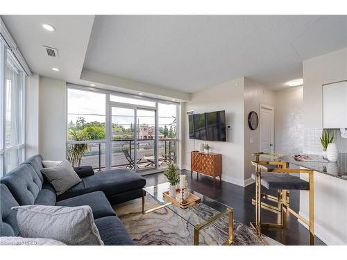 318-4700 Highway 7, Vaughan, ON - Indoor Photo Showing Living Room