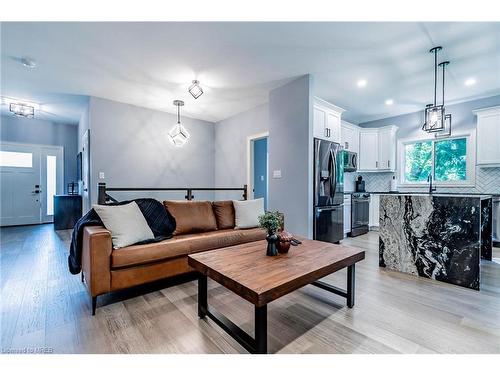 197 Pleasant Avenue N, Fort Erie, ON - Indoor Photo Showing Living Room