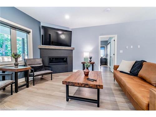 197 Pleasant Avenue N, Fort Erie, ON - Indoor Photo Showing Living Room With Fireplace