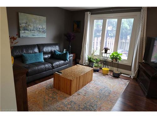 327 Highridge Avenue, Hamilton, ON - Indoor Photo Showing Living Room