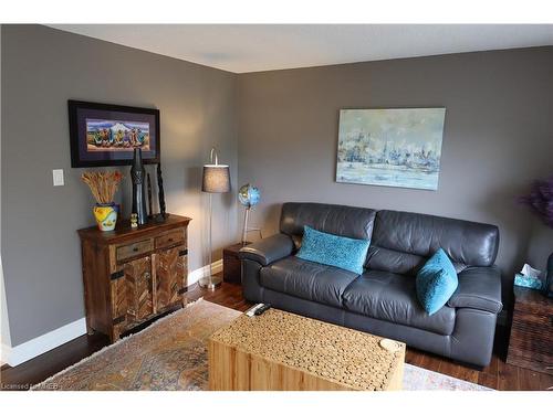 327 Highridge Avenue, Hamilton, ON - Indoor Photo Showing Living Room