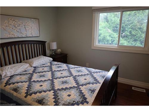 327 Highridge Avenue, Hamilton, ON - Indoor Photo Showing Bedroom