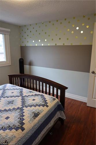 327 Highridge Avenue, Hamilton, ON - Indoor Photo Showing Bedroom