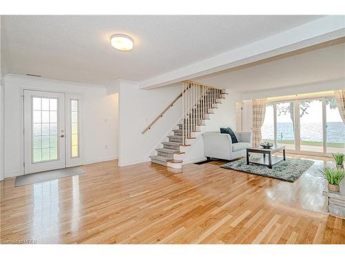 2 Campview Road, Stoney Creek, ON - Indoor Photo Showing Living Room