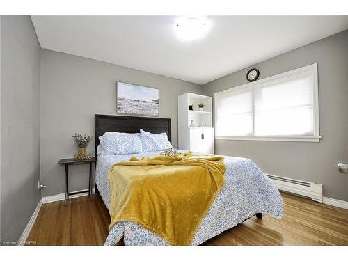 442 Highland Road E, Kitchener, ON - Indoor Photo Showing Bedroom