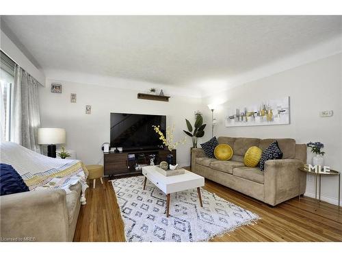 442 Highland Road E, Kitchener, ON - Indoor Photo Showing Living Room