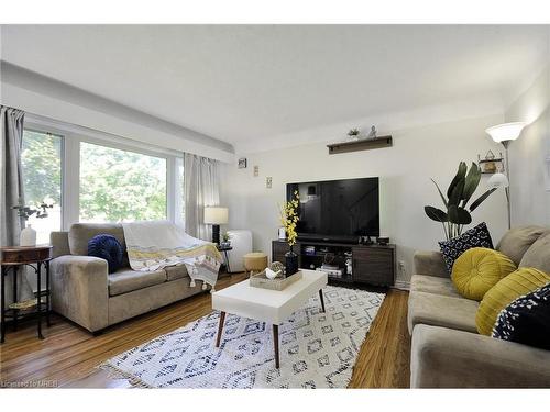 442 Highland Road E, Kitchener, ON - Indoor Photo Showing Living Room