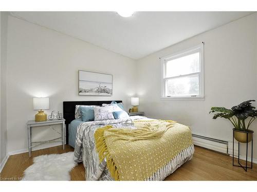 442 Highland Road E, Kitchener, ON - Indoor Photo Showing Bedroom