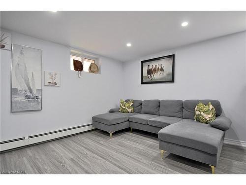 442 Highland Road E, Kitchener, ON - Indoor Photo Showing Living Room