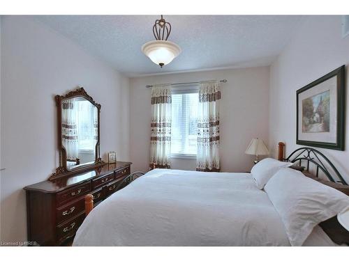 37 Tona Trail, Wasaga Beach, ON - Indoor Photo Showing Bedroom