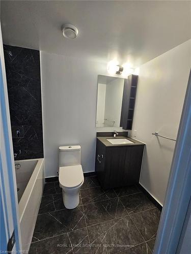 2705-82 Dalhousie Street, Toronto, ON - Indoor Photo Showing Bathroom