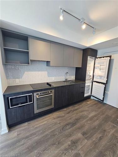 2705-82 Dalhousie Street, Toronto, ON - Indoor Photo Showing Kitchen