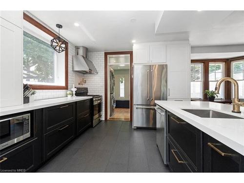 24 Ellen Street, Brampton, ON - Indoor Photo Showing Kitchen With Upgraded Kitchen