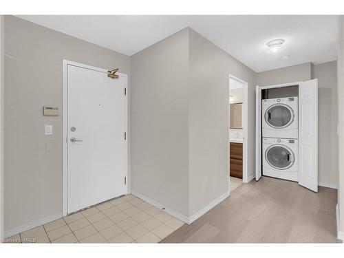 609-335 Webb Drive, Mississauga, ON - Indoor Photo Showing Laundry Room