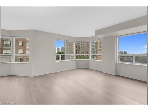 609-335 Webb Drive, Mississauga, ON - Indoor Photo Showing Living Room