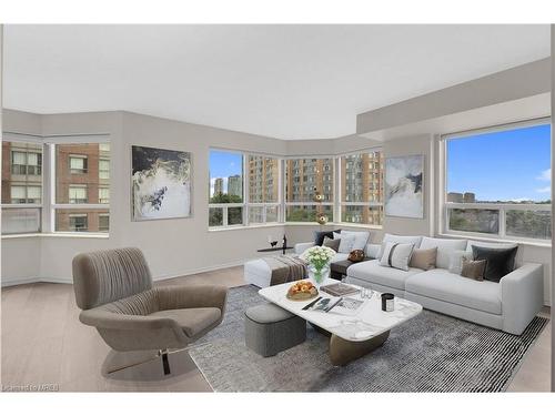 609-335 Webb Drive, Mississauga, ON - Indoor Photo Showing Living Room