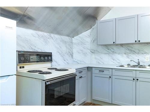 93 Melbourne Street W, Kawartha Lakes, ON - Indoor Photo Showing Kitchen With Double Sink