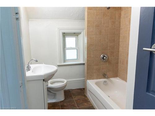 93 Melbourne Street W, Kawartha Lakes, ON - Indoor Photo Showing Bathroom