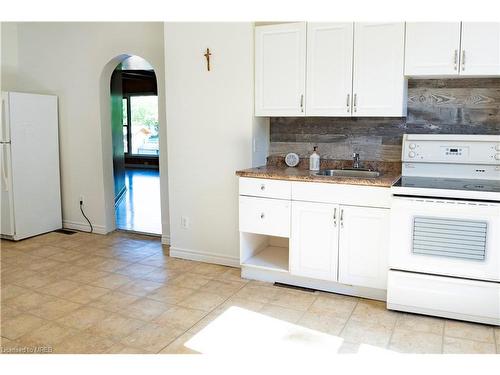 93 Melbourne Street W, Kawartha Lakes, ON - Indoor Photo Showing Kitchen