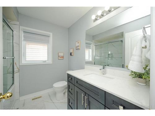 36 Tidemore Heights, Hamilton, ON - Indoor Photo Showing Bathroom