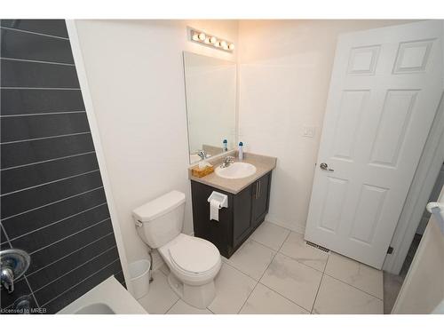 1-166 Deerpath Drive, Guelph, ON - Indoor Photo Showing Bathroom