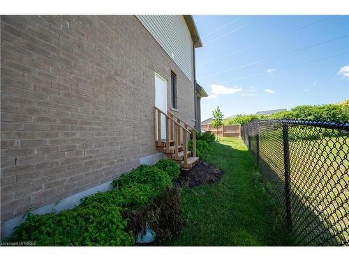 1-166 Deerpath Drive, Guelph, ON - Outdoor