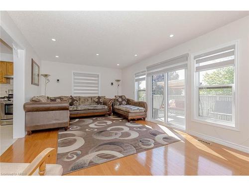 120 Karalee Crescent, Cambridge, ON - Indoor Photo Showing Living Room