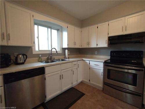 7 Canora Court, Welland, ON - Indoor Photo Showing Kitchen With Double Sink