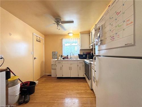 18 Manley Crescent, Thorold, ON - Indoor Photo Showing Kitchen With Double Sink