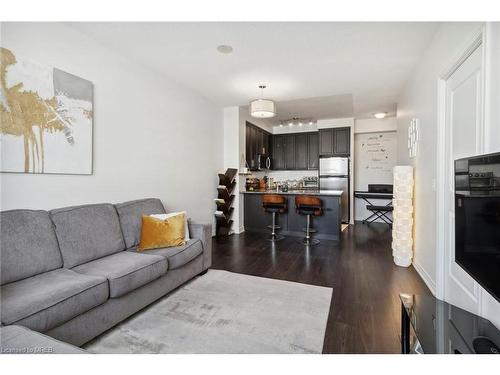 1512-9245 Jane Street, Maple, ON - Indoor Photo Showing Living Room