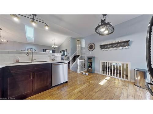 1 Fuller Drive, Caledonia, ON - Indoor Photo Showing Kitchen