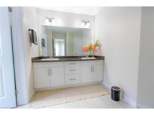 1754 Aukett Drive, London, ON - Indoor Photo Showing Bathroom