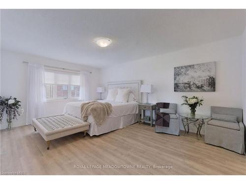 125 Burnhamthorpe Road E, Oakville, ON - Indoor Photo Showing Bedroom