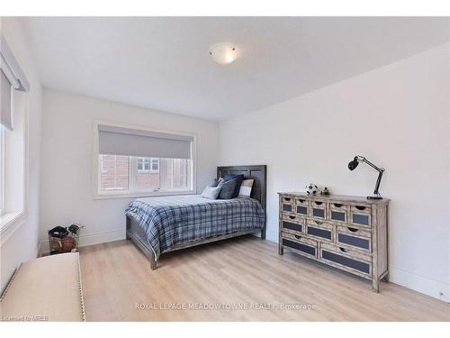 125 Burnhamthorpe Road E, Oakville, ON - Indoor Photo Showing Bedroom