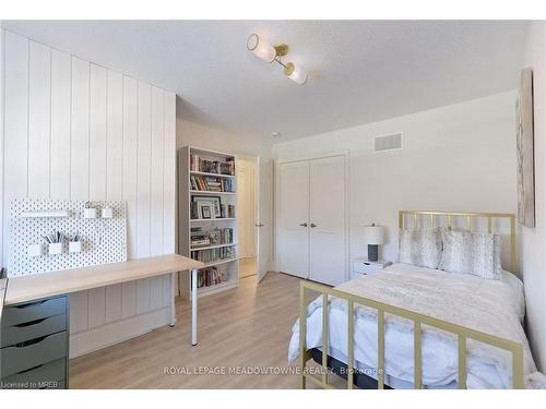 125 Burnhamthorpe Road E, Oakville, ON - Indoor Photo Showing Bedroom