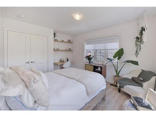 125 Burnhamthorpe Road E, Oakville, ON - Indoor Photo Showing Bedroom