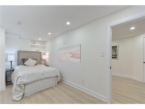 125 Burnhamthorpe Road E, Oakville, ON - Indoor Photo Showing Bedroom