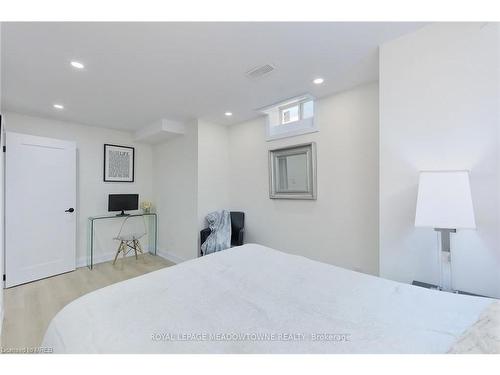 125 Burnhamthorpe Road E, Oakville, ON - Indoor Photo Showing Bedroom